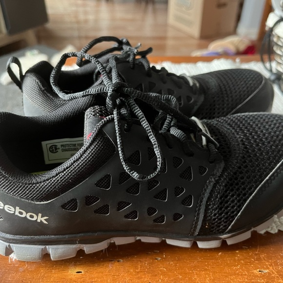 REEBOK WOMENS WORK SHOES SLIP AND OIL RESISTANT BLACK MEMORY TECH VEGAN - Picture 2 of 7